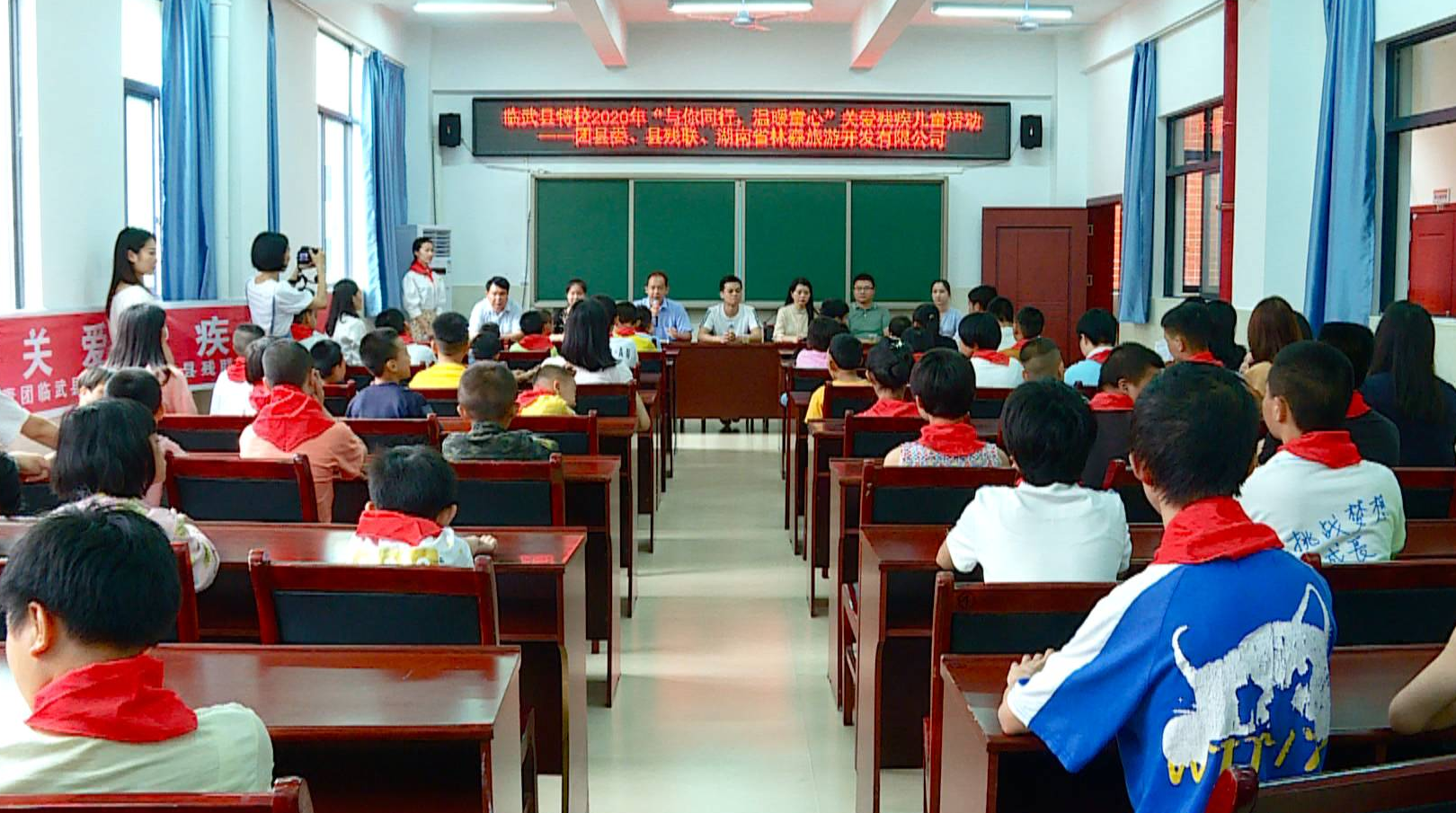 欢庆“六一”|“与你同行，温暖童心”活动走进特教学校