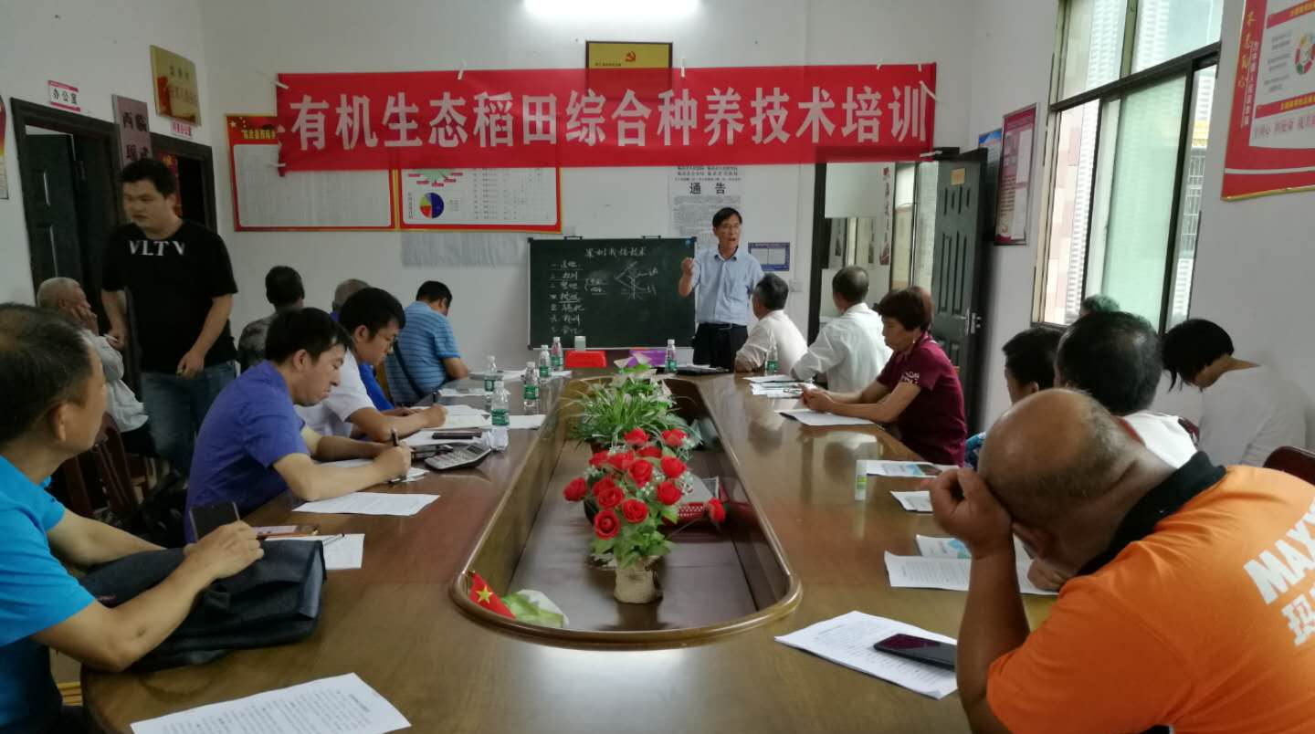 县政协委员到贫困村“传经送宝”