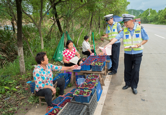 果农摊点存隐患 交警宣传保安全