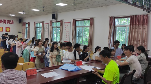 我县2020年公开招聘教师现场报名火热有序
