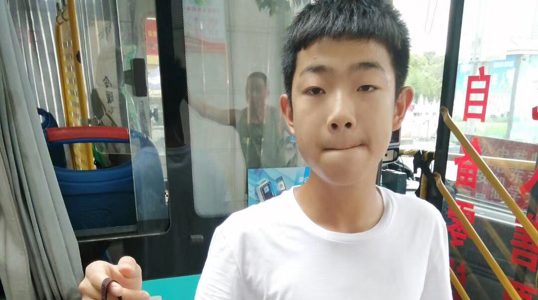 暖新闻 | 少年拾包还失主 老人感恩寻“雷锋”