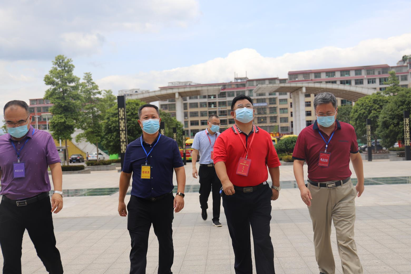 市教育局党委书记、局长肖正科到县一中考点巡考