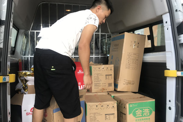 县民政局：夏日送“清凉”心系贫困户