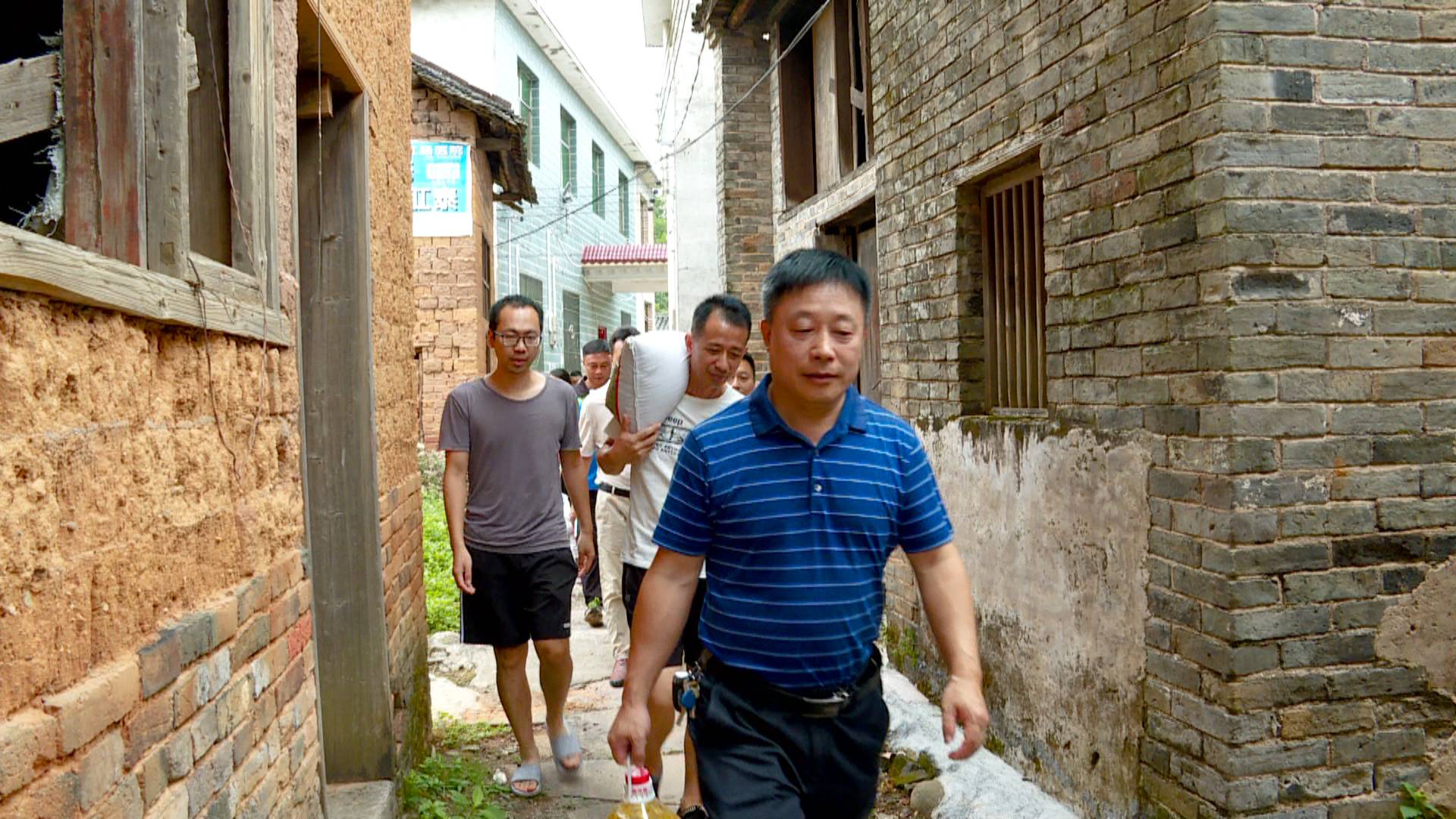 政协委员开展助残活动