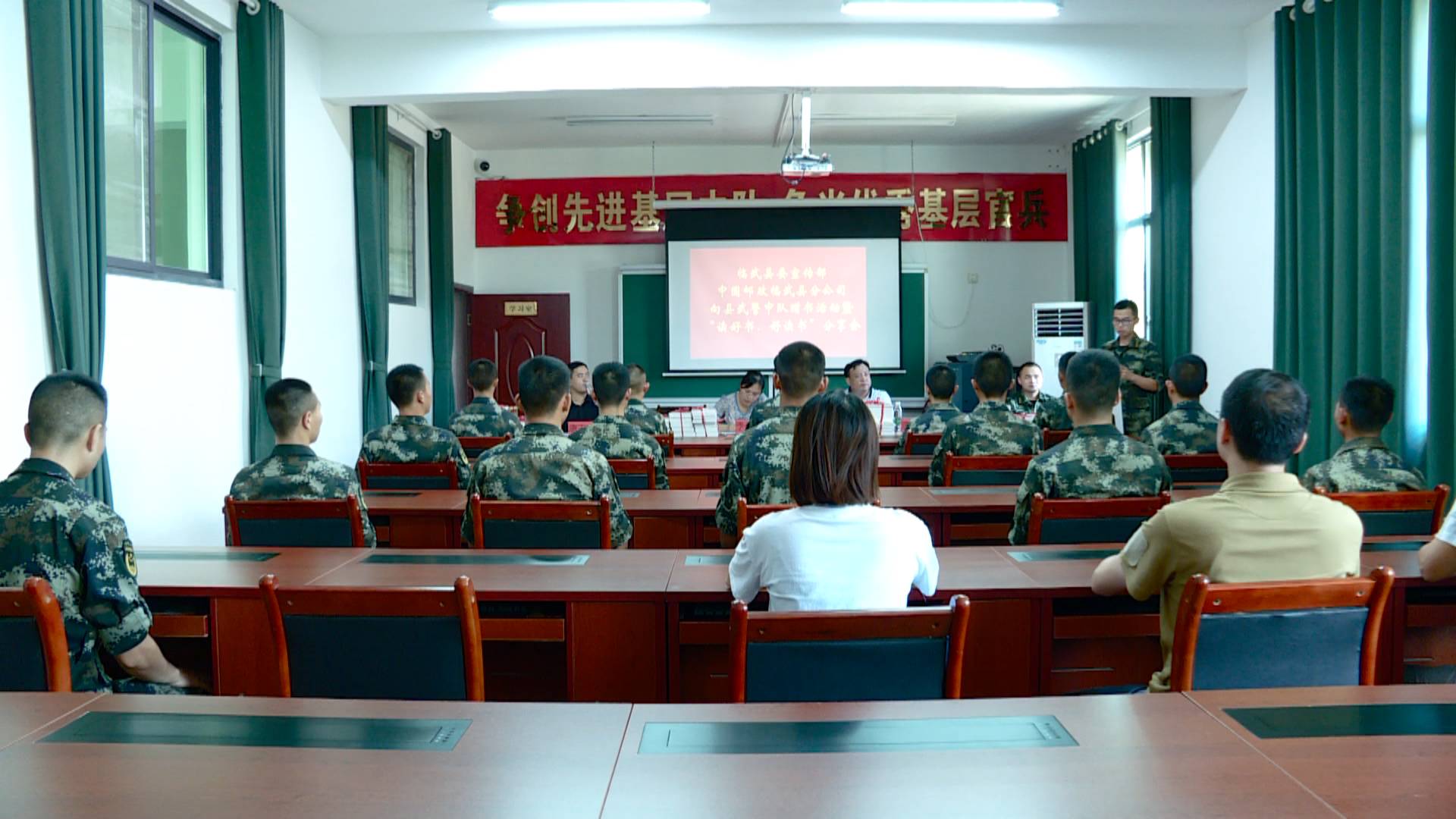 庆八一：送书活动进军营