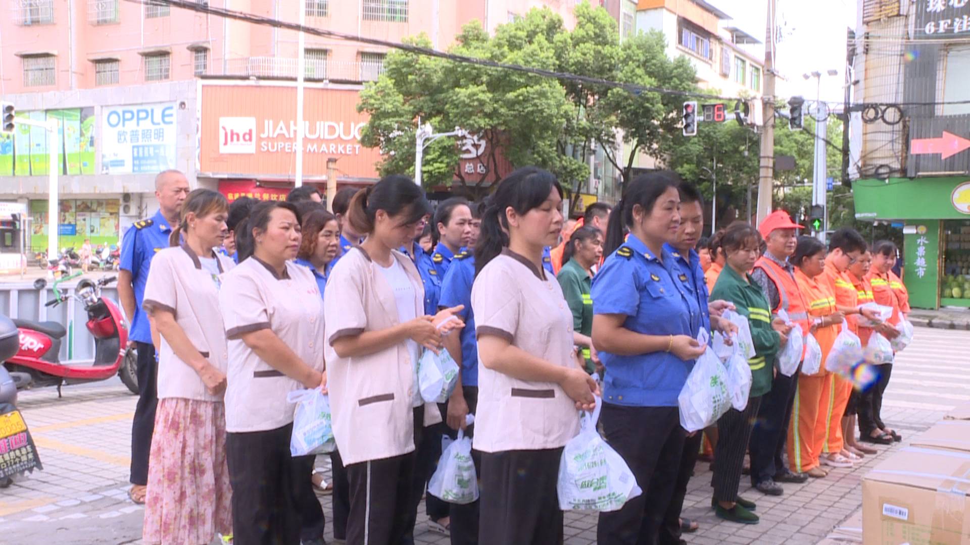 爱心企业为环卫工人送“清凉”