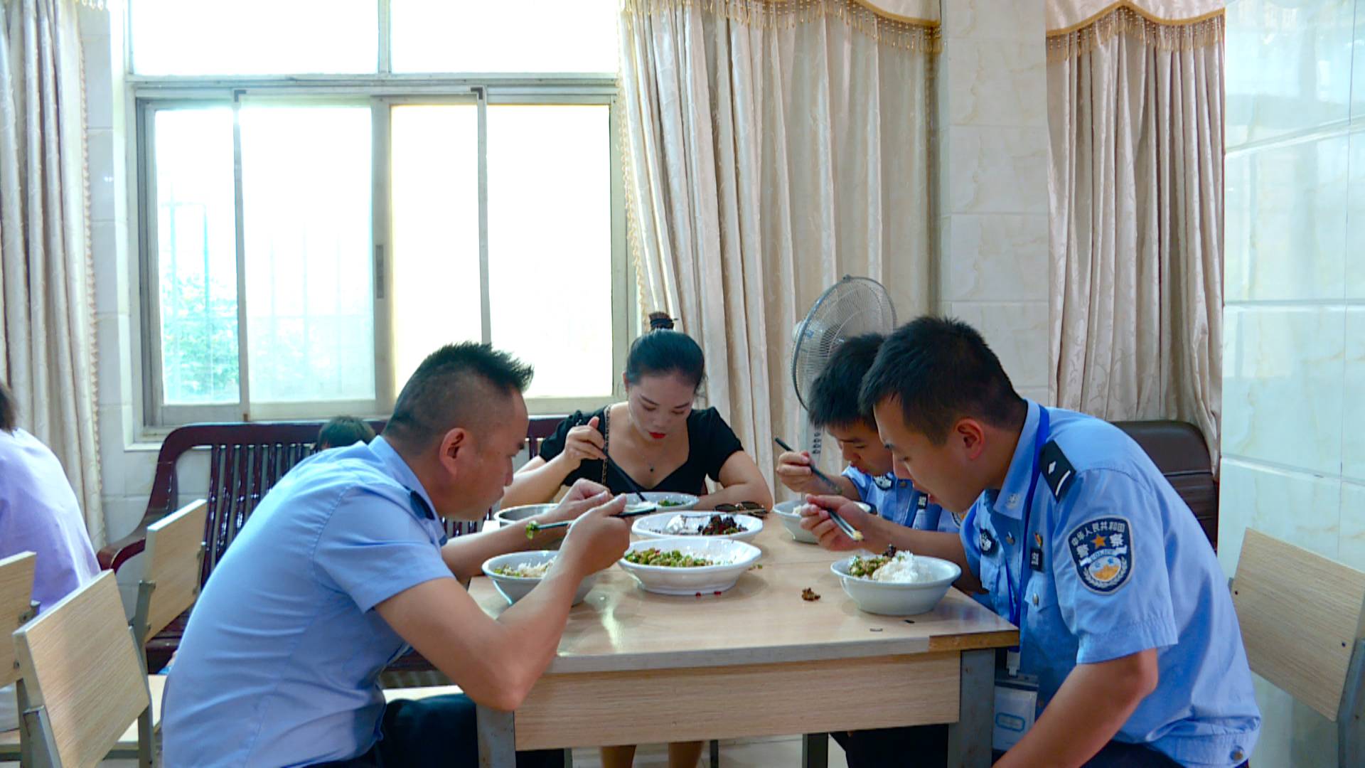 落实习近平总书记重要指示精神：机关单位食堂：做“光盘行动”的表率
