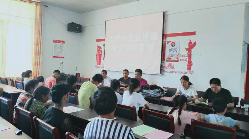南强镇：主题党日上的集中宣讲会