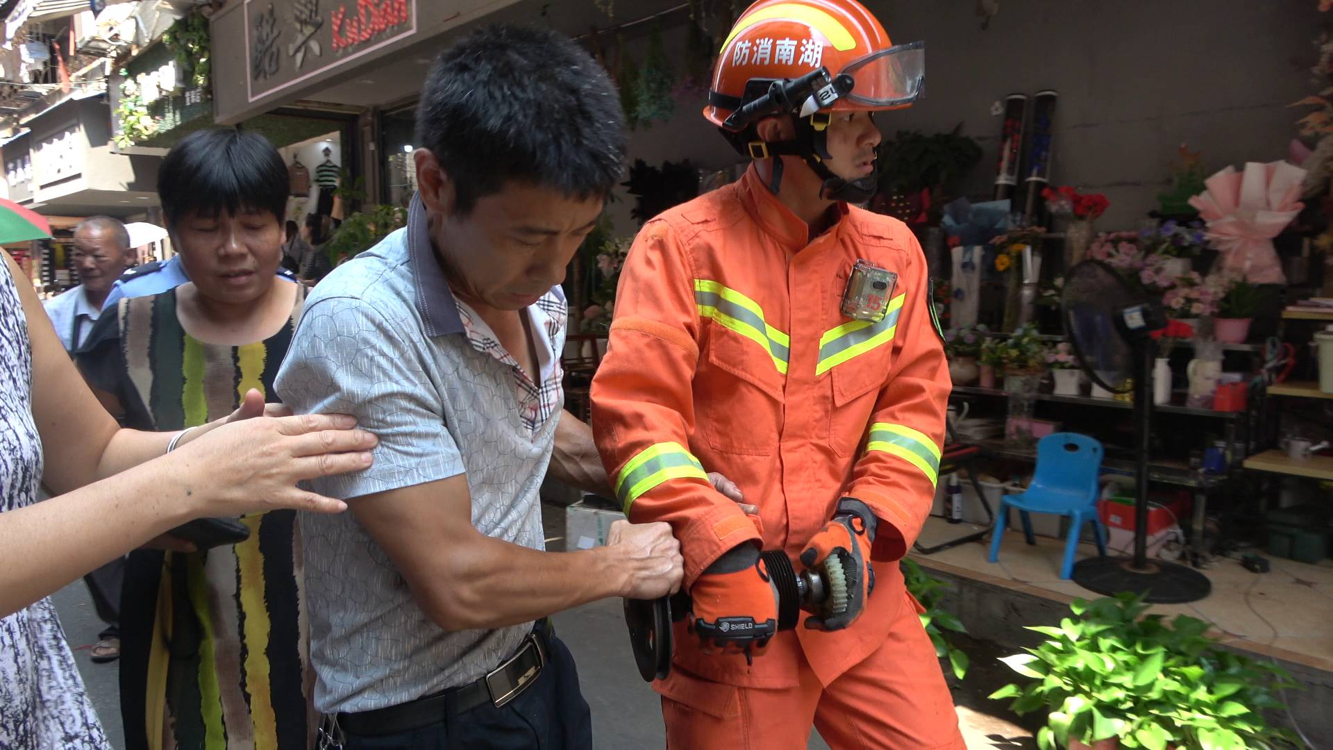 男子手指被卡绞肉机 消防员紧急救援