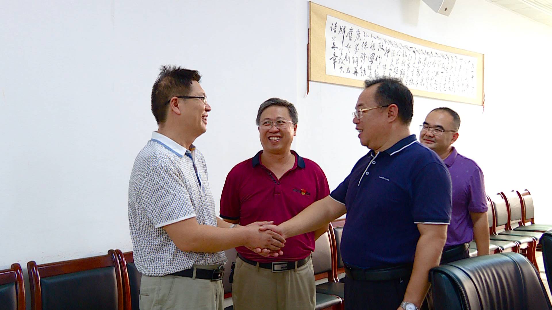 刘杨走访慰问困难教师