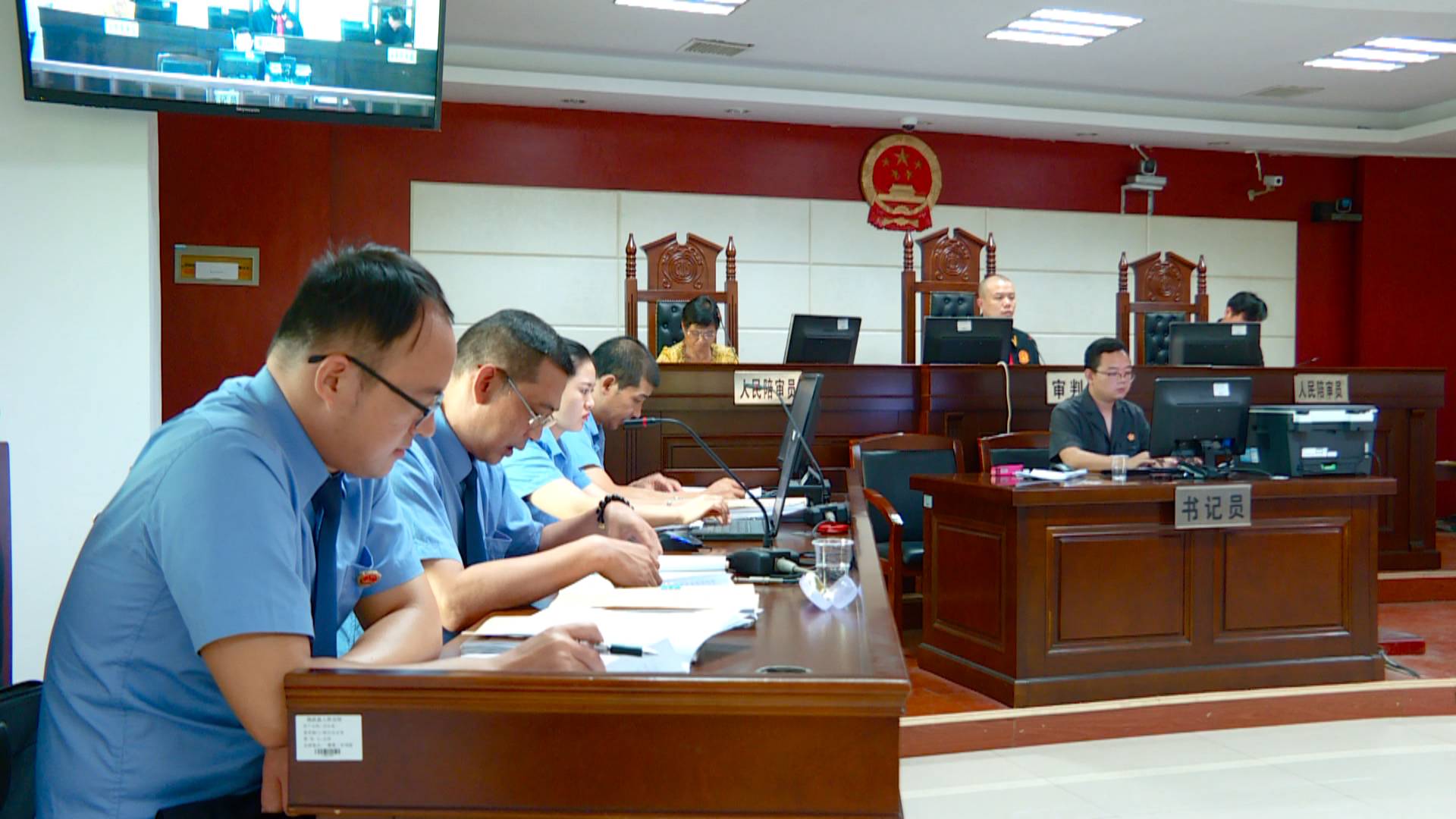 县法院审理首例污染环境附带民事公益诉讼案