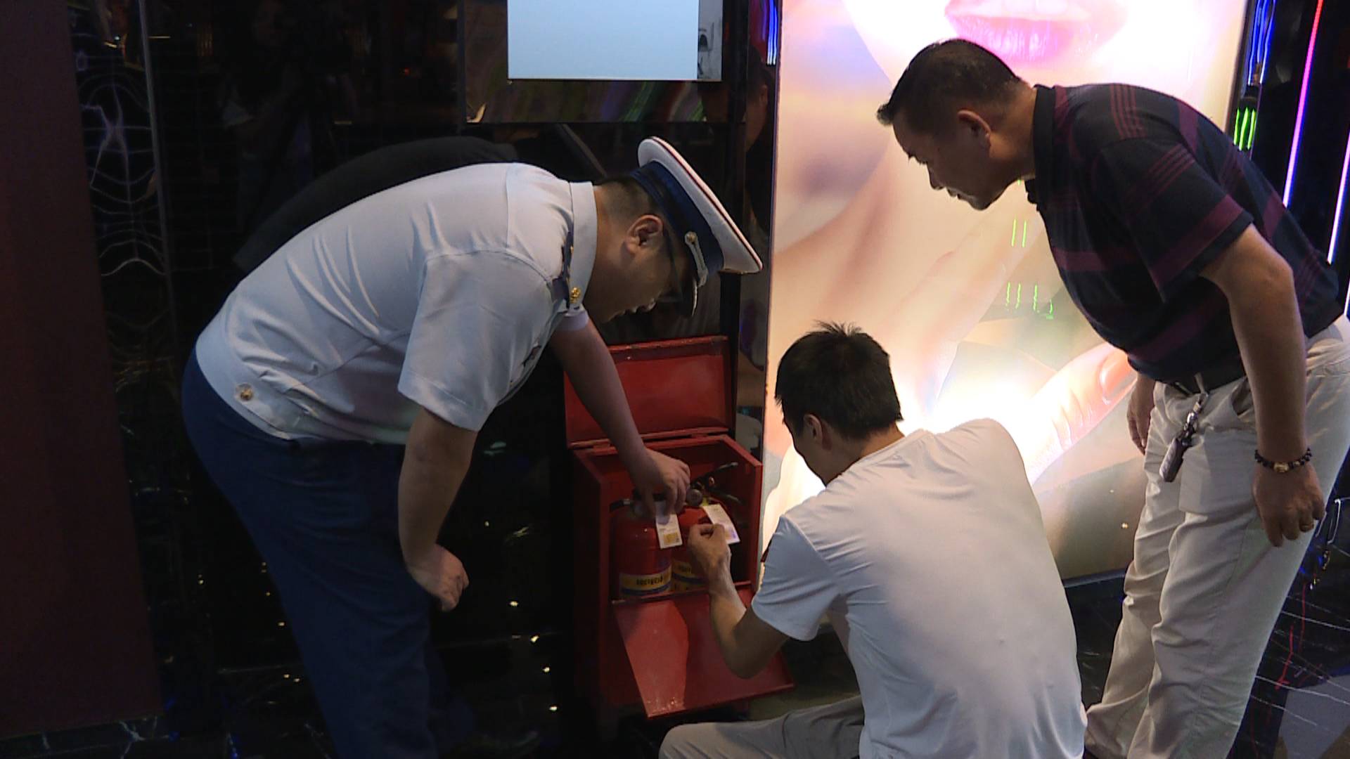 县消防大队集中开展国庆安保夜查行动