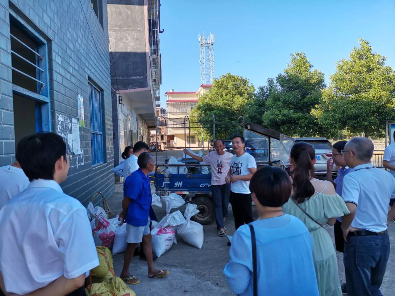 县委办党支部开展“消费扶贫 爱心助农”主题党日活动
