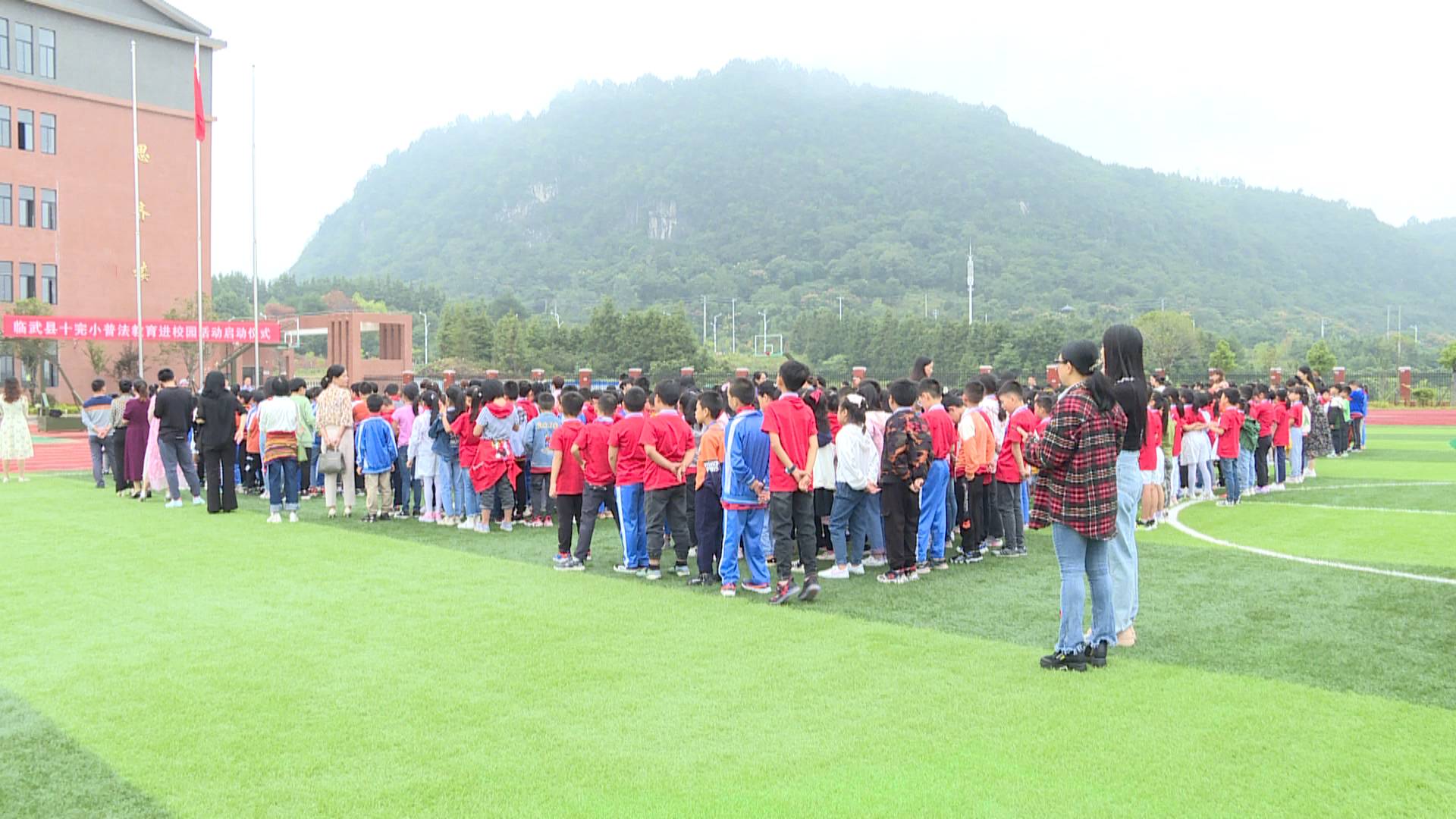 县十完小：普法教育进校园活动启动