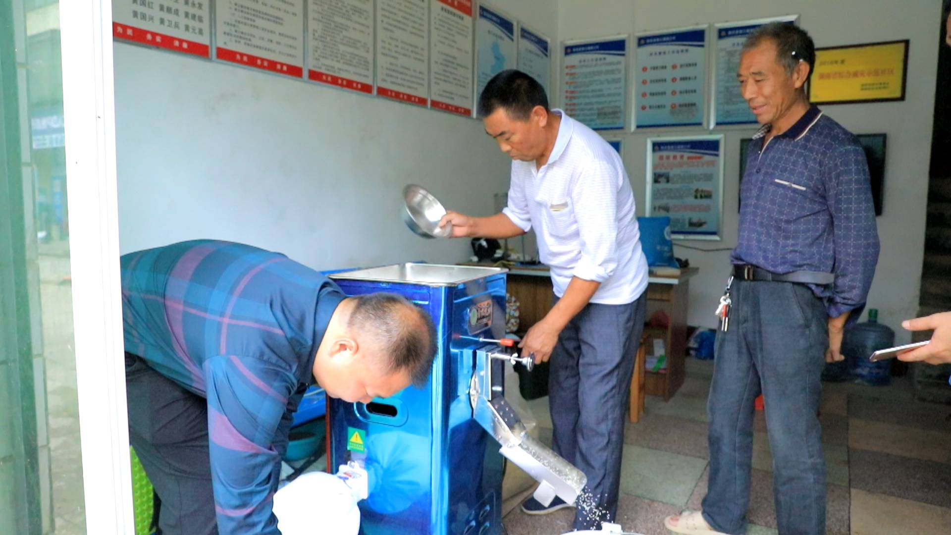 “一村一碾米机”：让农民“坐上”秋收快车