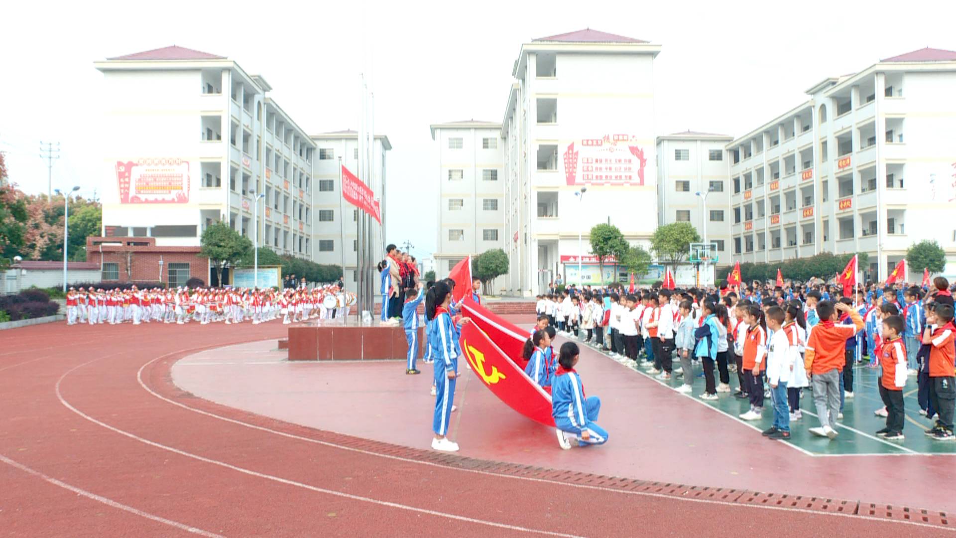 县六完小：167名学生喜戴红领巾   争做新时代好队员
