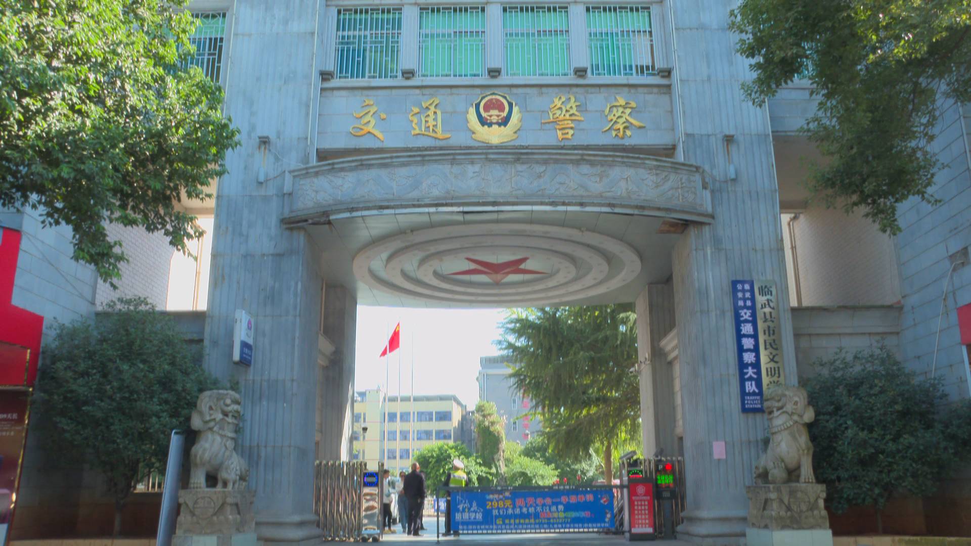 无证驾驶无牌摩托车飙车 违法男子被行拘