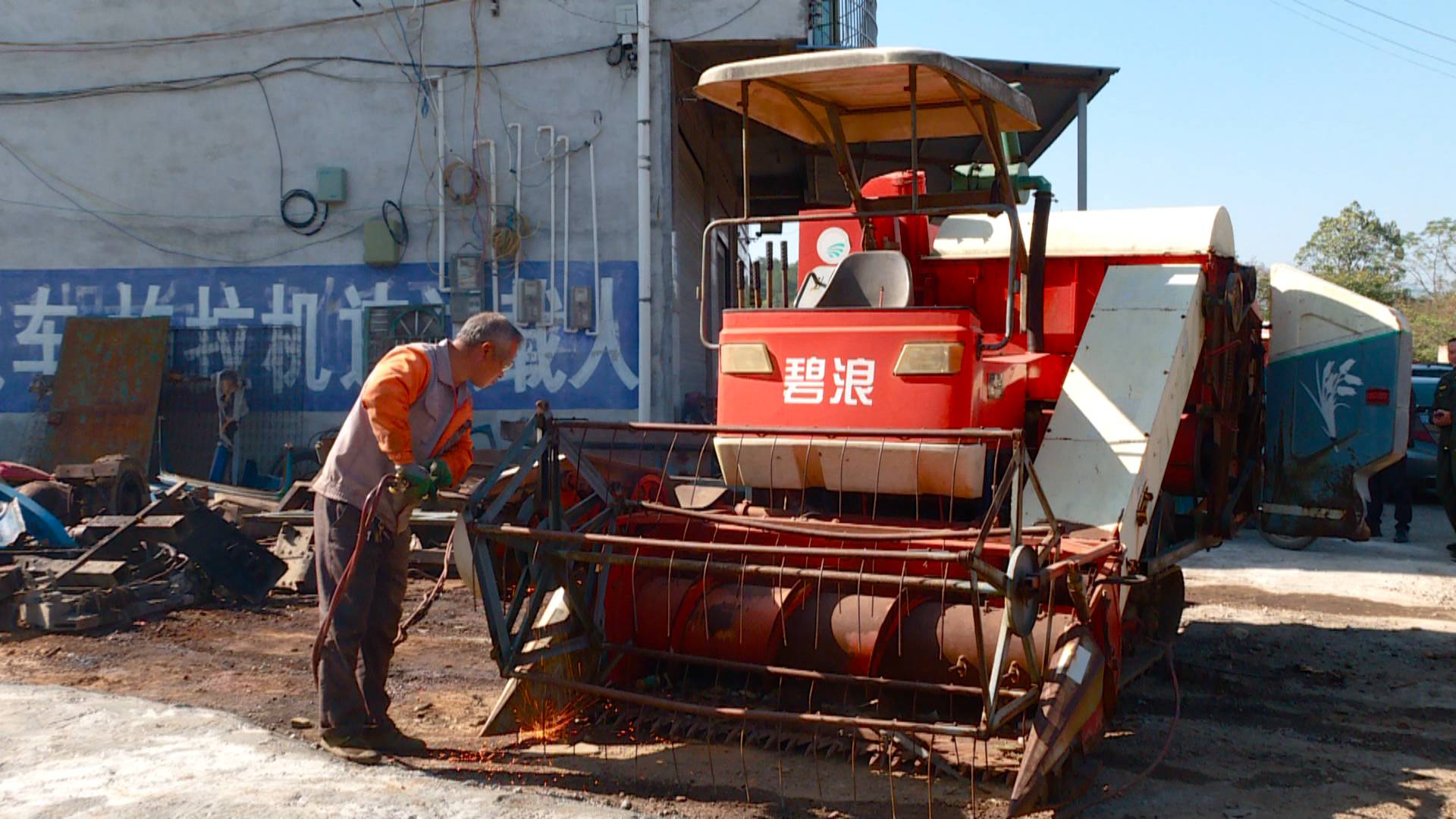县农机事务中心： 全县农机安全零事故