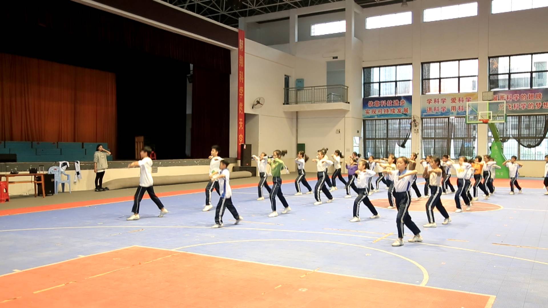 新闻调查：体育教学应逐步加强