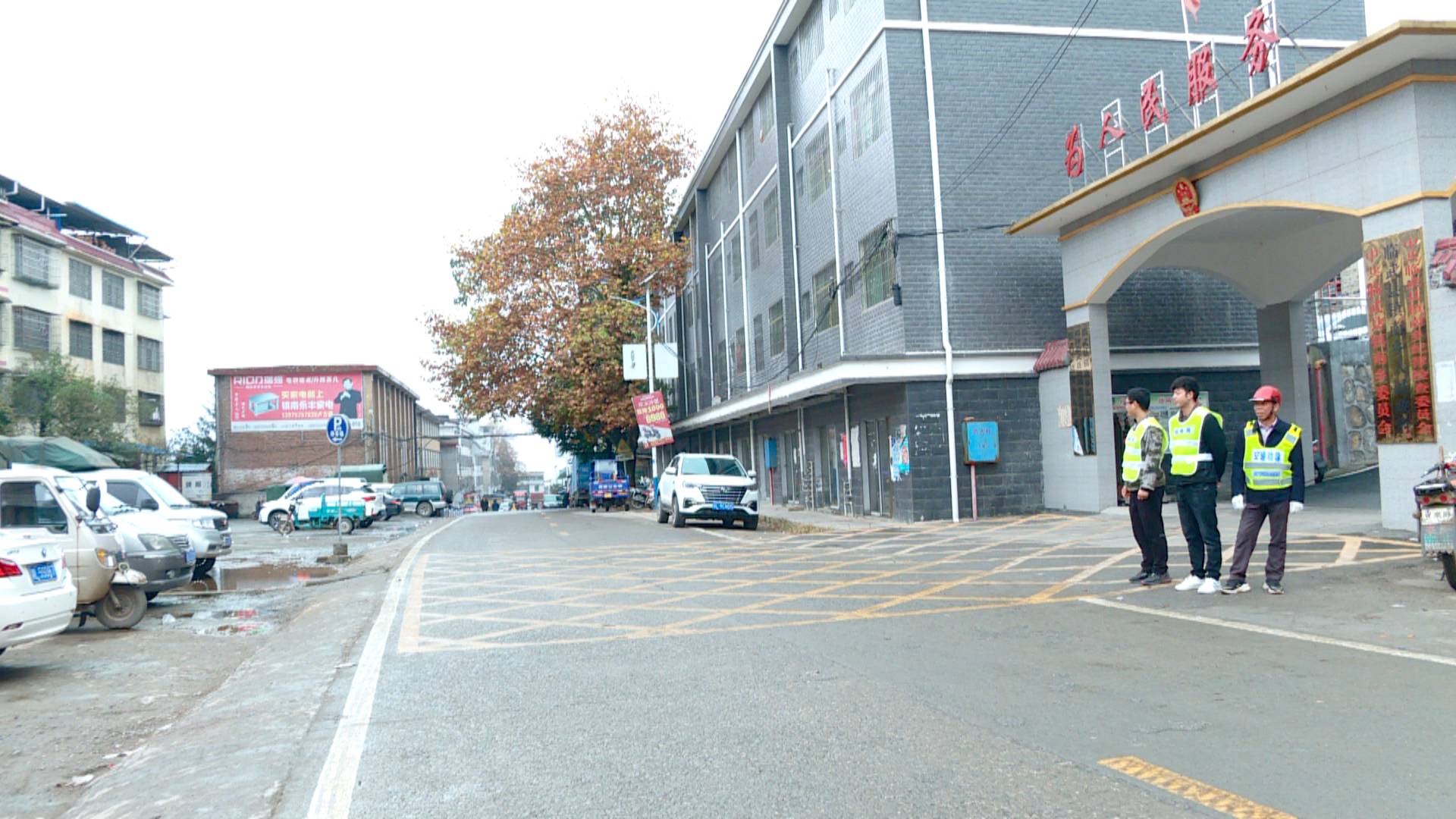 部门联动整治“马路市场”