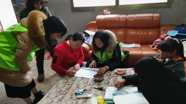 临武社工上门入户开展低保对象核查工作