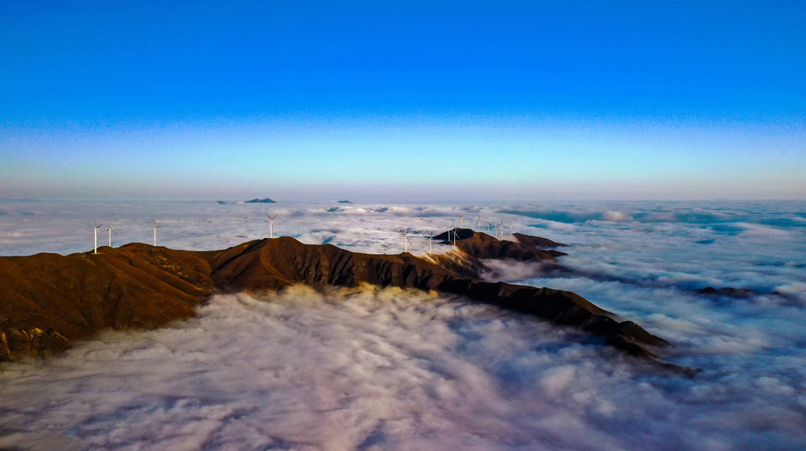 云海翻腾通天山