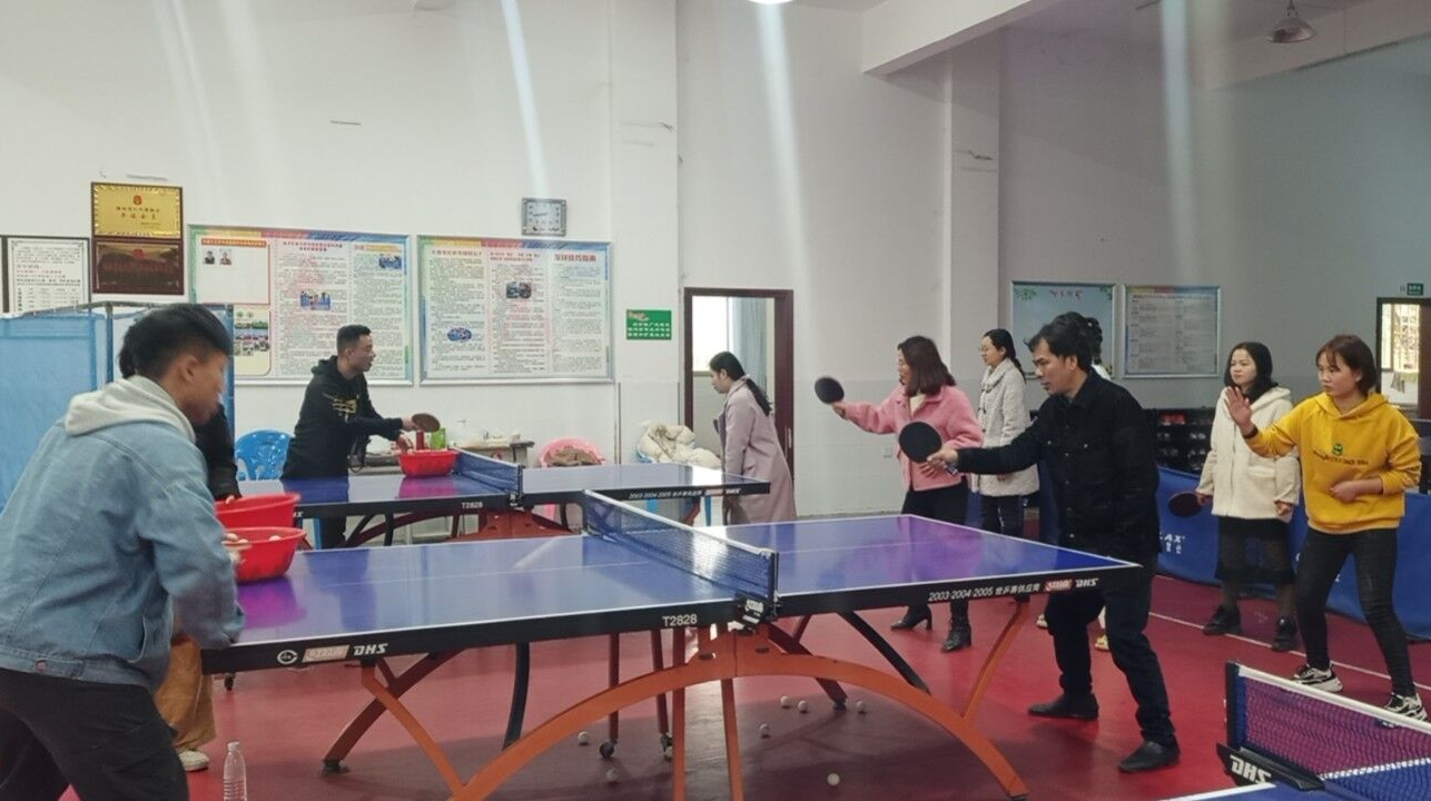 县九完小：教师乒乓球“冬训”忙