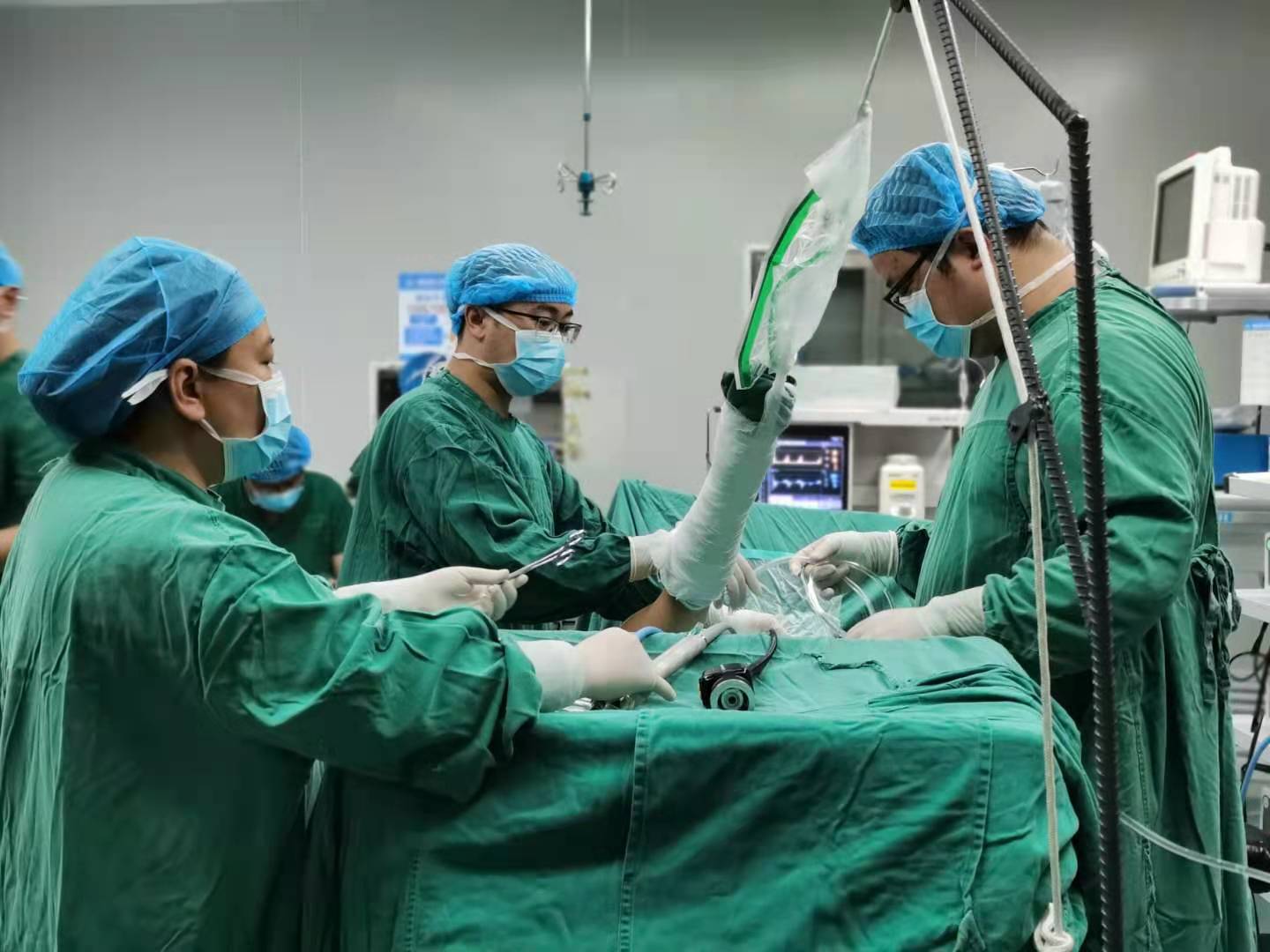 县人民医院：首例马蹄内翻足矫形手术实施成功