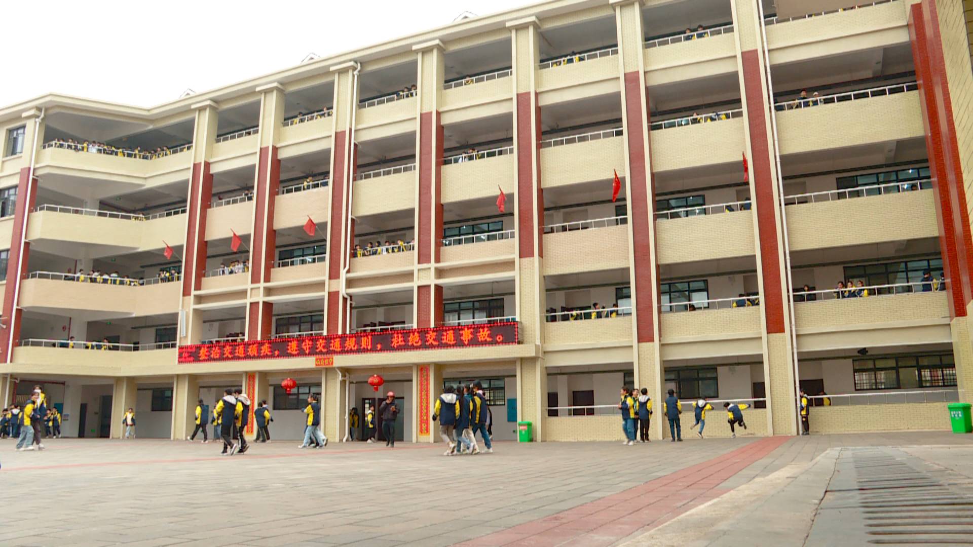 我县各中小学校正式上课