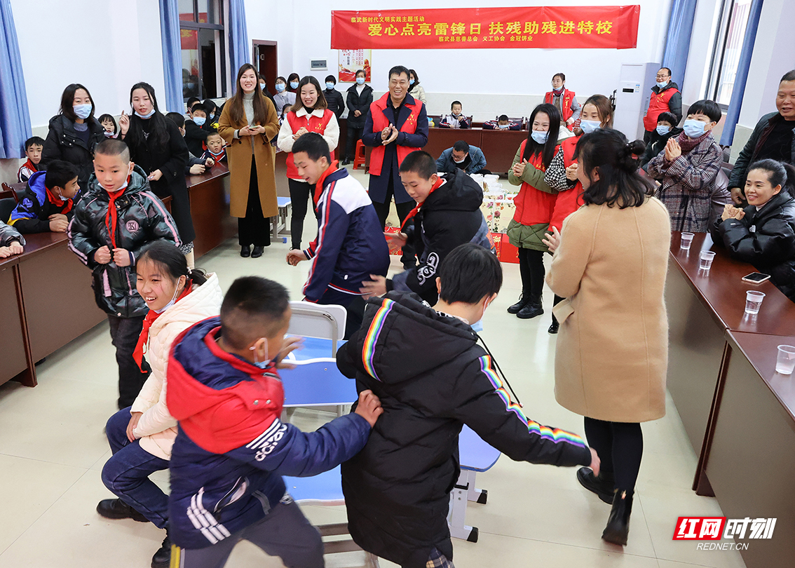 【红网时刻】临武县：爱心点亮雷锋日