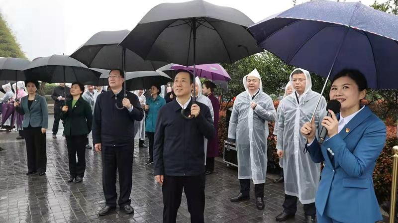 省委理论学习中心组开展党史学习教育第一次专题学习