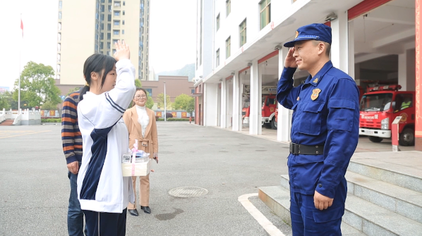 【天天播报】小女孩悄悄送蛋糕 致敬消防员