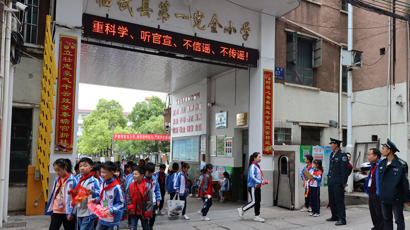 我为群众办实事 | 用心服务情是守 为爱护学德是馨