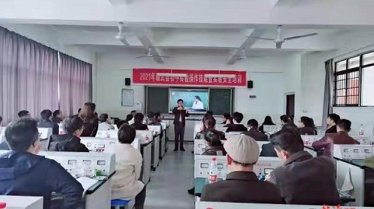 县教育局：省市专家齐授课 实验教师忙“充电”