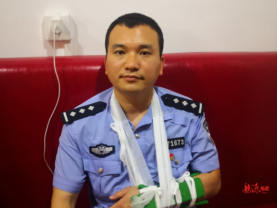 交警被酒驾车辆拖拽受伤！严惩！