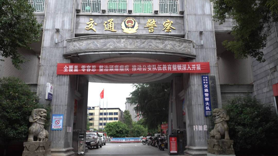 县交警大队查获“飙车”摩托车两台