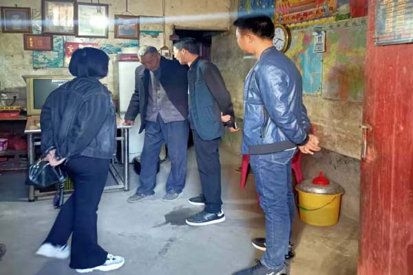 县民政局走访慰问60年代精减退职老职工