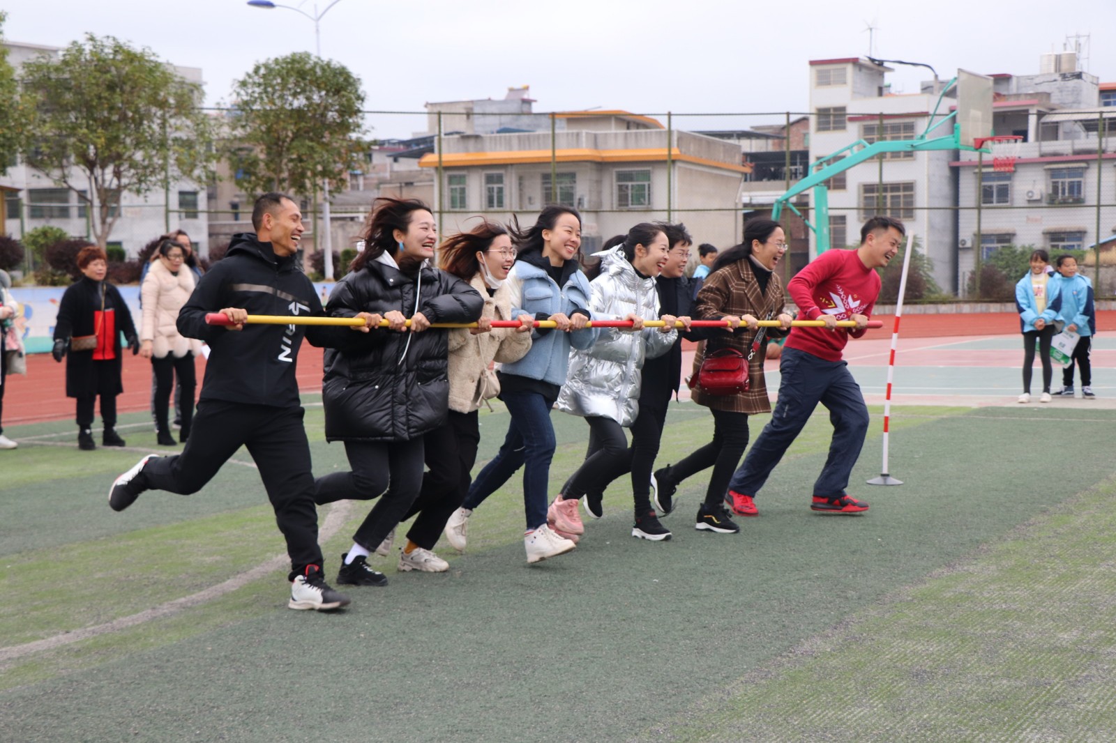 县六完小举行第五届教职工趣味运动会