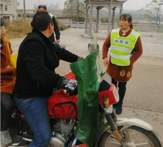 舜峰镇新时代文明实践：站好寒风岗 保好畅安路