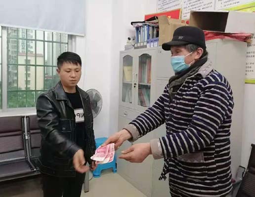 县民政局：及时救助 送农民工回家