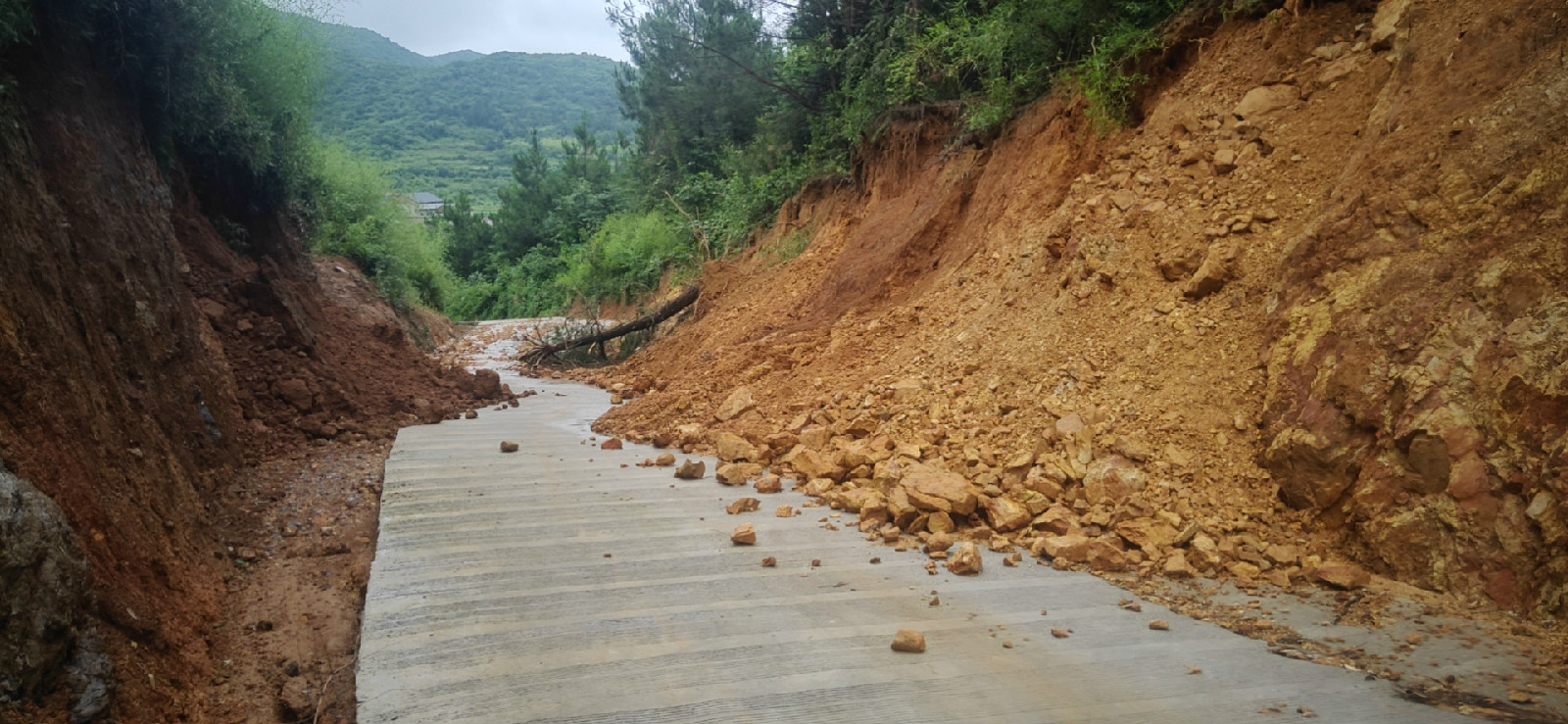 我为群众办实事 | 镇南乡：抢修塌方公路保出行