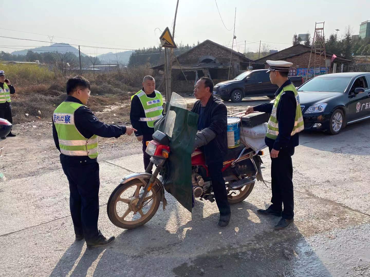 万水乡：出重拳！整治道路交通违法行为