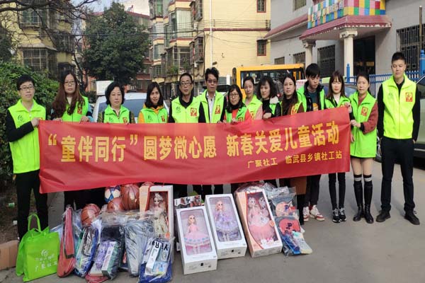 我县社工为43名困境儿童圆梦“微心愿”