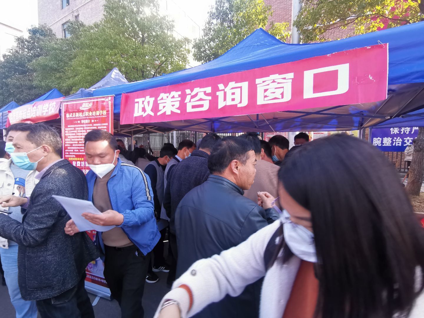 县人社局：养老保险政策宣传在行动