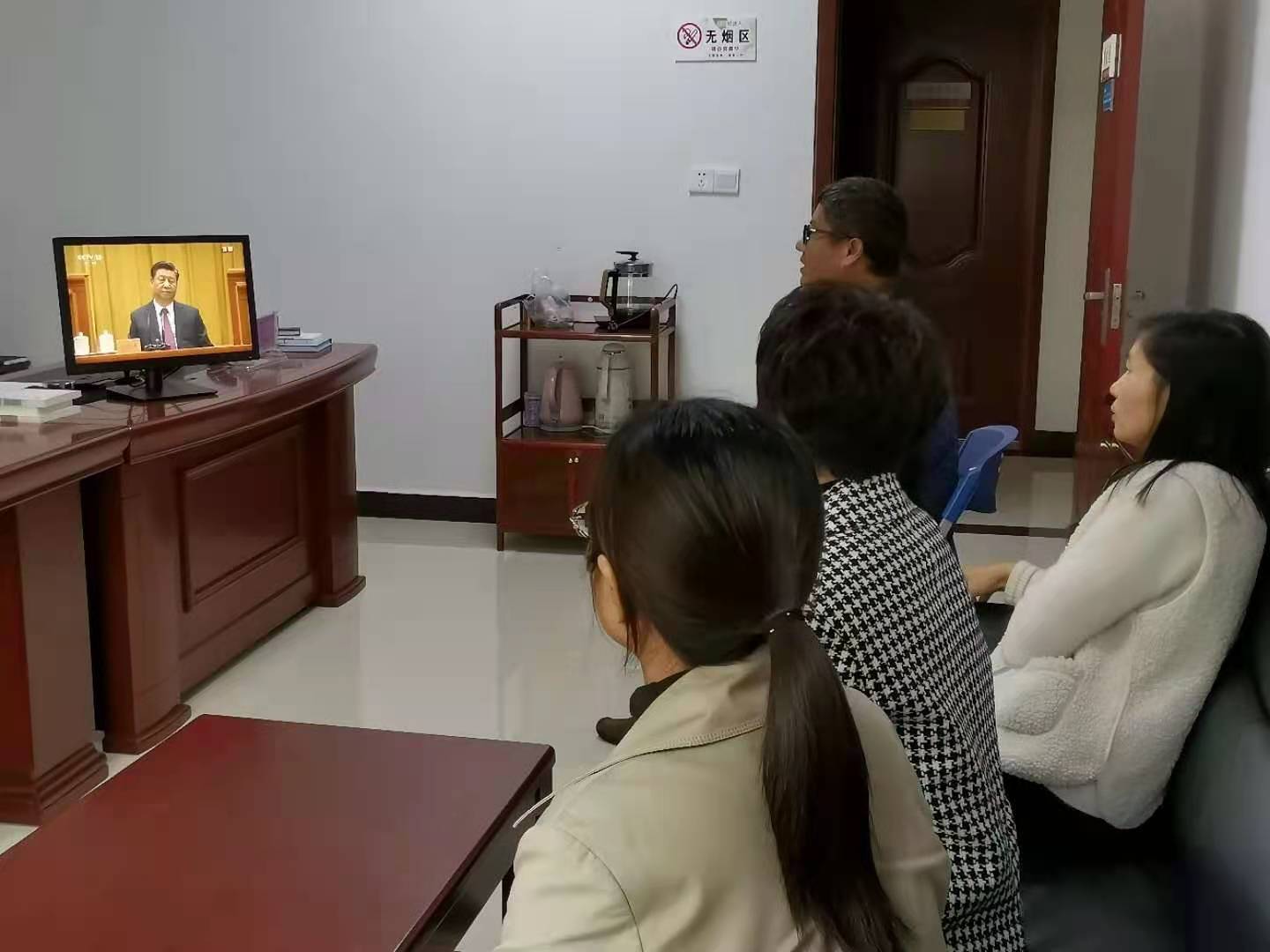 万水乡：收看表彰大会，继续砥砺前行
