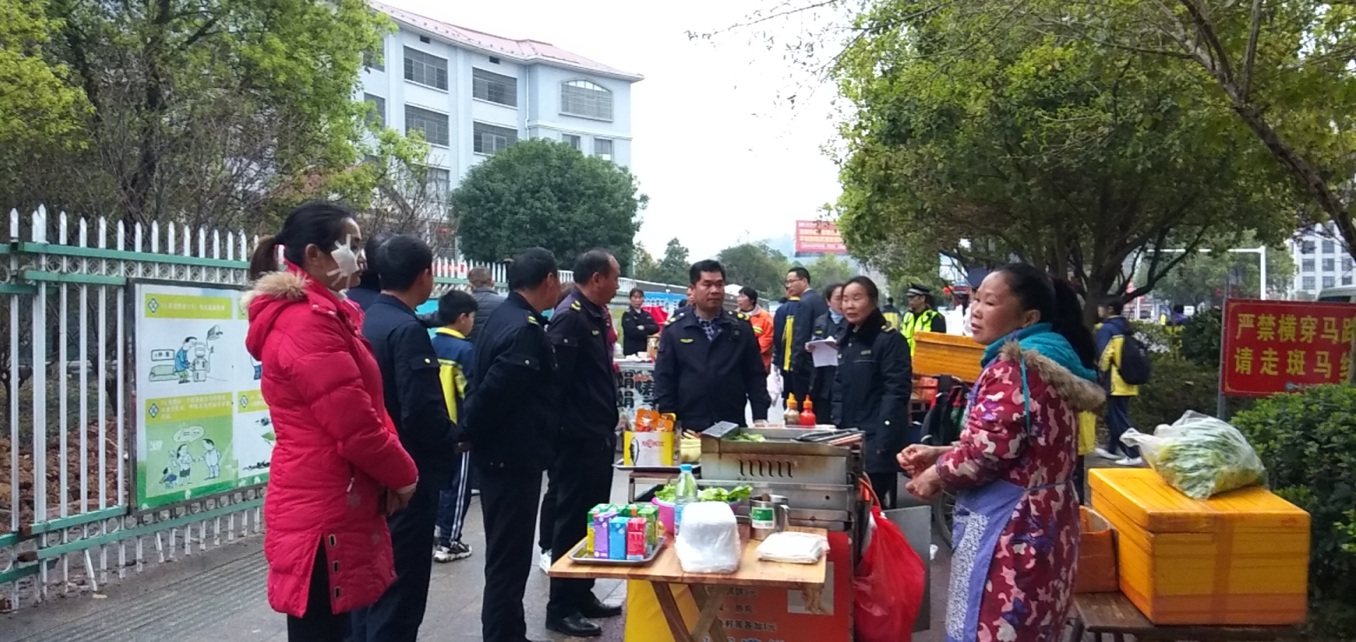 县城管局：净校园环境，护学子安全