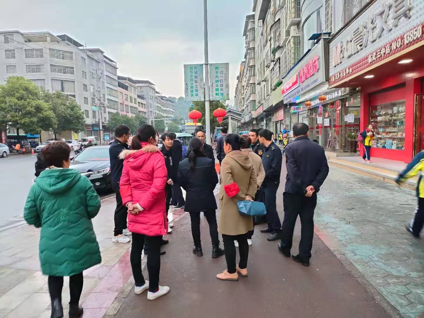 县城管局：净校园环境，护学子安全
