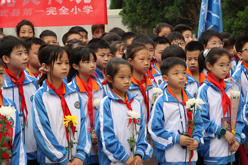 县一完小：祭英烈 学党史  让红色基因 革命薪火代代相传
