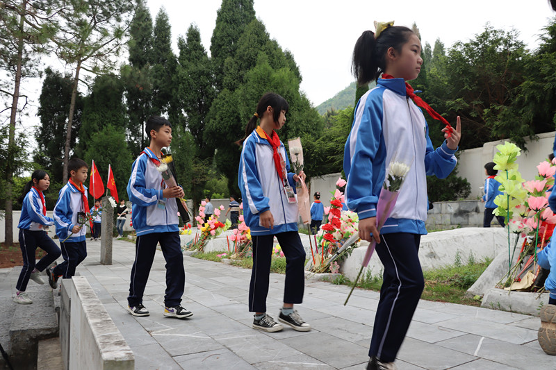 县一完小：祭英烈 学党史  让红色基因 革命薪火代代相传