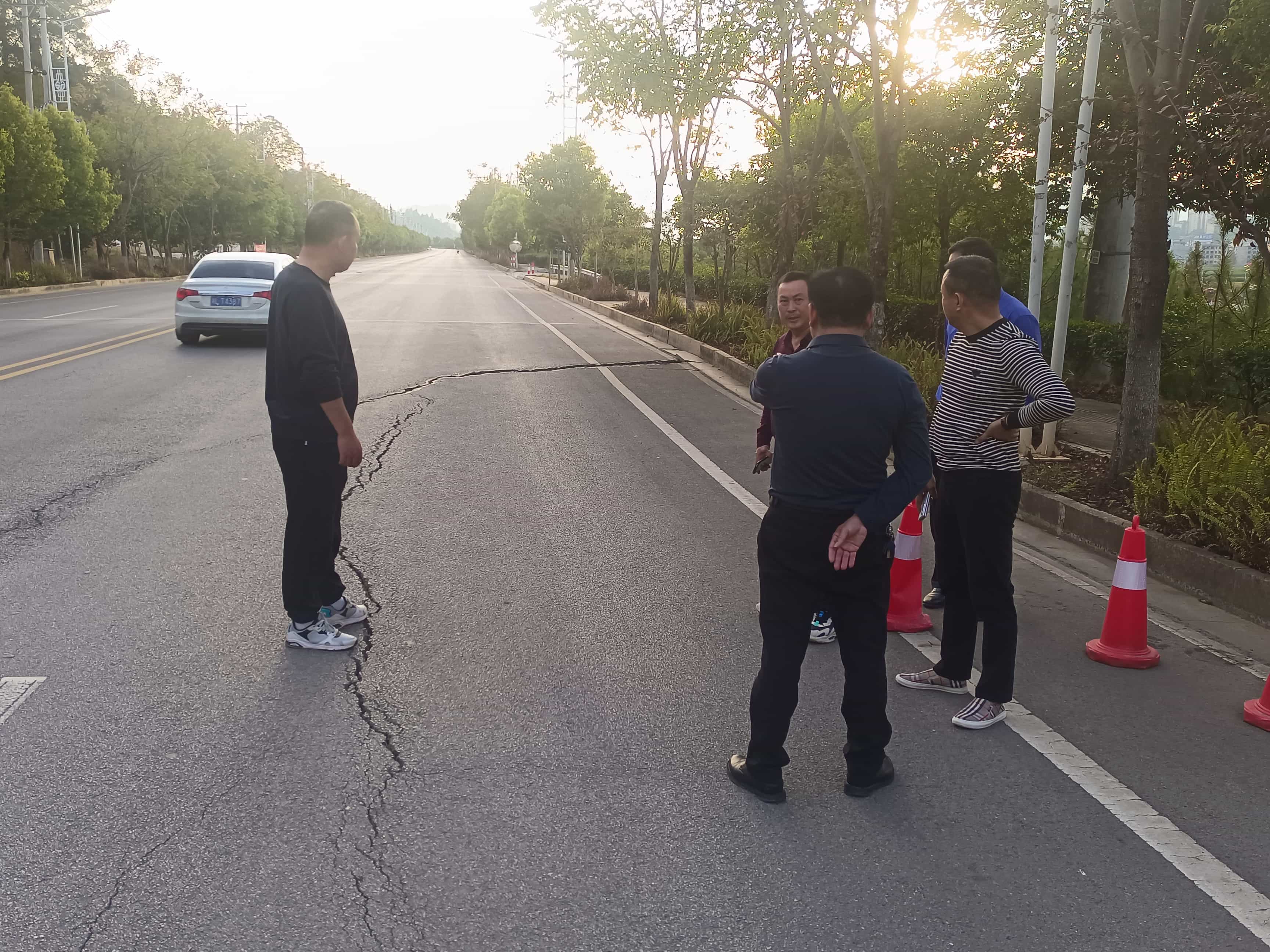 图集 | 临武县城管局：修复塌陷路面保安全